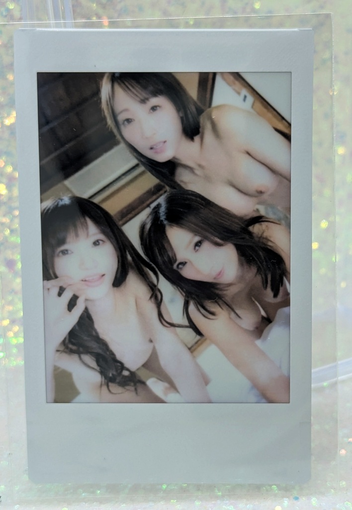 CB9 - 1 Momo Sakura, JULIA, Hasumi, Kurea - Cheki Photo